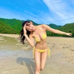 吉澤遥奈、黄色ビキニで腹筋割れボディ披露!