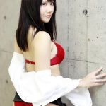 小鳥遊くれあ、スーツを脱いで刺激的な下着をチラ見せ