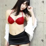 小鳥遊くれあ、スーツを脱いで刺激的な下着をチラ見せ