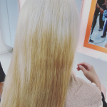 丸山桂里奈、金髪ロングヘアの後ろ姿披露！！