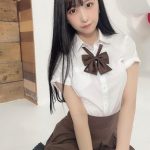 真島なおみ、視線釘付けの生脚姿で「どこみてるの〜??」