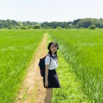 沢口愛華、岩間でセクシーな水着姿を披露! 制服姿で自転車を漕ぐカットも公開