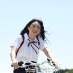 沢口愛華、岩間でセクシーな水着姿を披露! 制服姿で自転車を漕ぐカットも公開