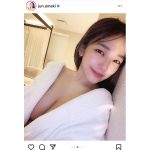 天木じゅん、バスローブ姿で美乳チラリ