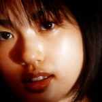 青井春、セクシー黒水着で魅せる大人グラビア