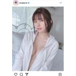 えなこ、パーカー越しのチラリ美乳ショットで悩殺