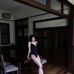 AKB48 行天優莉奈、黒水着で魅せる『仰天ボディ』のオフショットにドキドキ!!