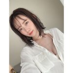 AKB48 服部有菜、羽織シャツ姿で美バストチラリ