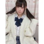 星野風香、制服コスプレで見せるM字開脚で悩殺