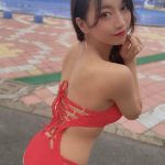 dela 今田希、後ろ姿で魅了する紐ビキニ姿に反響ぞくぞく