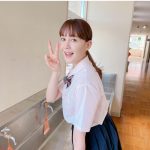 トリンドル玲奈、JKコスプレで若々しいピース姿を披露！「制服姿かわいい」