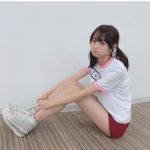 ラスアイ 橋本桃呼、体操服コスプレで美脚を披露！「体操服の天才」「可愛すぎます」