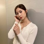 松川星、ショート丈トップスでおへそがチラリ！「お腹冷やさないようにね」