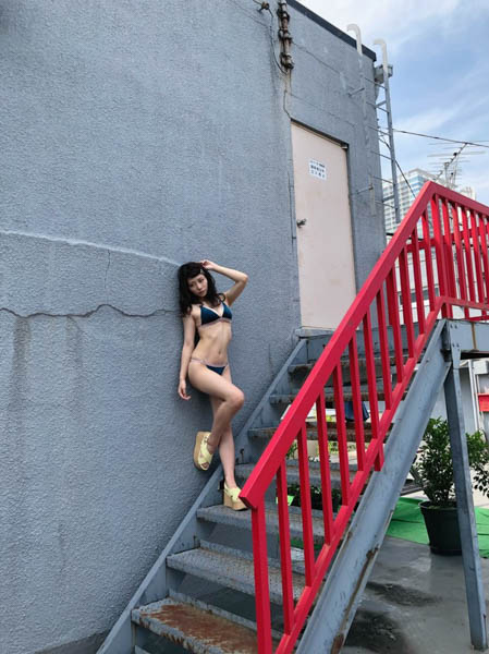 NMB48 菖蒲まりん、美ボディが眩しすぎるビキニオフショット公開