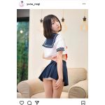 乃木結夢、制服コスプレでチラ見せバックショット