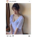 成海空、お団子ヘアの親近感ショットで美デコルテ披露