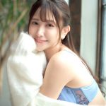 名取くるみ、脱ぎかけセクスーなグラビアショットで魅せる美乳ライン