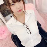 #2i2 天羽希純、スーツ姿でセクシーな上目遣い