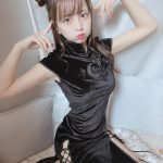 竹内星菜、黒いチャイナドレスでプク顔＆セクシーな美脚披露