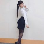 上坂すみれ、スーツ×黒タイツ姿でファンをねぎらい