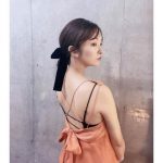 板野友美、背中開きのワンピースで妊娠中のファッションを楽しむ