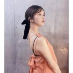 板野友美、背中開きのワンピースで妊娠中のファッションを楽しむ