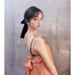 板野友美、背中開きのワンピースで妊娠中のファッションを楽しむ