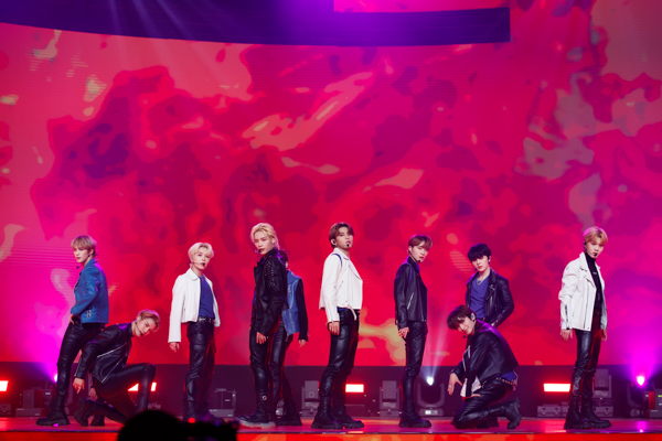 【写真特集】10人組男性グループ・TO1、『KCON:TACT HI 5』で息の合ったライブパフォーマンス！
