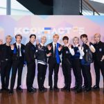 【写真特集】ボーイズグループ・INI(アイエヌアイ)、『KCON:TACT HI 5』 フォトウォールに登場！