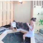 日比野友香、吉沢咲那とデコルテ披露のバスタオル2ショット披露