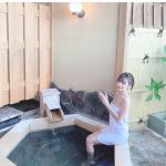 日比野友香、吉沢咲那とデコルテ披露のバスタオル2ショット披露