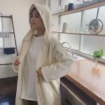 石川恋、お団子ヘア&冬に絶対着たいラフな部屋着姿の撮影オフショット公開