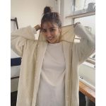 石川恋、お団子ヘア&冬に絶対着たいラフな部屋着姿の撮影オフショット公開