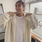 石川恋、お団子ヘア&冬に絶対着たいラフな部屋着姿の撮影オフショット公開