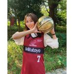 石川恋、スポーティーなバスケユニフォーム姿にファンから反響続々