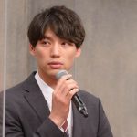綾野剛、主演ドラマ「アバランチ」を通じてエンタメ業界の希望へ「今こそ手と手を合わせるとき」