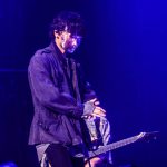 綾野剛、UVERworldのライブにサプライズ登場!「アバランチ」主題歌初披露を『援護射撃』