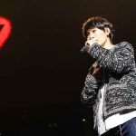 綾野剛、UVERworldのライブにサプライズ登場!「アバランチ」主題歌初披露を『援護射撃』