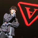 綾野剛、UVERworldのライブにサプライズ登場!「アバランチ」主題歌初披露を『援護射撃』
