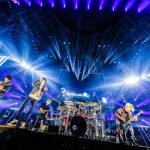 綾野剛、UVERworldのライブにサプライズ登場!「アバランチ」主題歌初披露を『援護射撃』