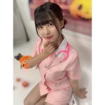 我妻ゆりか、美脚チラ見せのナース服コスプレに「看病して欲しい」