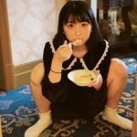 巫まろ、開脚ポーズでプリンを食べる衝撃ショットが話題に！「独特な姿勢」「おてんばかわいい」