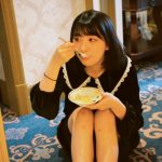 巫まろ、開脚ポーズでプリンを食べる衝撃ショットが話題に！「独特な姿勢」「おてんばかわいい」