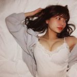 似鳥沙也加、美乳がはだけたキャミソール姿でゴロゴロ