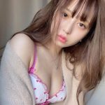 竹内星菜、寝起きの彼女風ショットで無防備ランジェリー披露