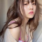 竹内星菜、寝起きの彼女風ショットで無防備ランジェリー披露