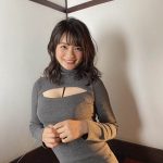 星名美津紀、ニットで浮かび上がるむちむちボディ