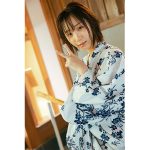 伊織もえ、2nd写真集の重版決定! 温泉オフショットも公開