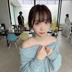 コスプレイヤー ・伊織もえ、「たわわすぎる」美乳オフショット公開