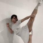 日下部ほたるがミニ丈スコートで大胆な開脚ショットを披露！「魅力的」「体柔らかい」